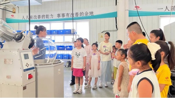 夏日研学记｜小萌娃探秘工厂，解锁科研世界的奇妙密码